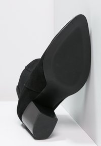 Anna Field Tronchetti - black