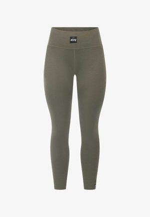 Leggings vert olive en tissu texturé et extensible. Taille haute et silhouette ajustée, avec une étiquette de marque noire à la taille.