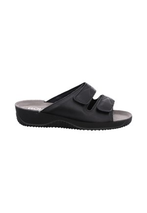 Sandalo nero con punta aperta, due fasce regolabili in velcro e suola sagomata imbottita per comfort e supporto.