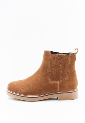 Stivaletto in camoscio marrone con pannelli laterali elastici e tacco basso impilato su sfondo bianco.