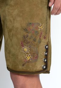 Bruna mocka shorts med intrikata blommönster broderade i gult, lila och grönt; har fem dekorativa knappar på sidan.