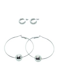 Pendientes de aro de plata con un detalle de bola lisa y reflectante en la parte inferior. Incluye un par de pequeños pendientes huggie de plata.
