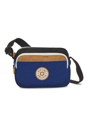 Mała prostokątna torba na ramię z niebieskimi, czarnymi i brązowymi panelami, regulowany czarny pasek i logo Kipling na przedniej kieszeni.
