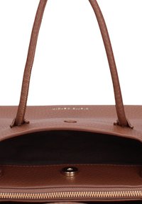Bruine handtas van getextureerd leer met ritssluiting, binnenvak en hardware in goudkleur. Gladde handvatten en subtiel geperst logodetail.