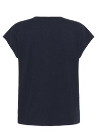 Top de manga corta azul marino con cuello redondo, ajuste relajado y dobladillo recto. Textura suave y sin patrones o detalles visibles.