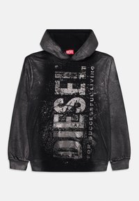Haut à capuche noir en tissu doux avec un grand logo en argent vieilli et un design de texte. Il possède une capuche avec cordon et des poignets côtelés.