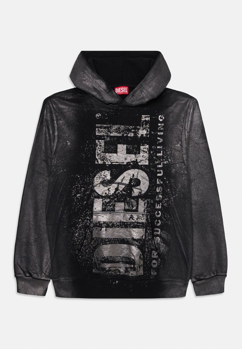 Haut à capuche noir en tissu doux avec un grand logo en argent vieilli et un design de texte. Il possède une capuche avec cordon et des poignets côtelés.