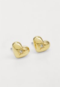 Goldene, herzförmige Ohrringe mit glänzender Oberfläche, die ein kleines Sternmotiv und einen klaren Edelsteineinsatz aufweisen. Einfaches Steckverschluss-Design.
