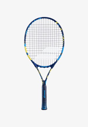 Raqueta de tenis con un marco azul y amarillo, patrón de cuerdas abierto y un empuñadura negra texturizada. Diseño ligero, adecuado para varios estilos de juego.