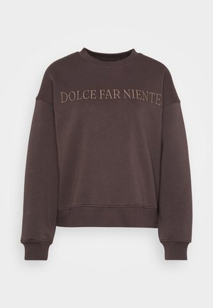 Brūna džemperiska ar garām piedurknēm, apaļu izgriezumu un aprocēm piedurkņu galos. Priekšpusē ar bēša krāsas izšuvumu "DOLCE FAR NIENTE".