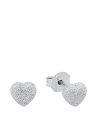 Silver hjärtformade örhängen med en strukturerad, glittrig yta och stud-design, som har en säker tryckbakslås.
