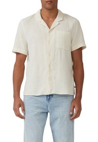 Korte mouwen crème shirt van gestructureerde stof, met een knoopsluiting aan de voorkant, een borstzak en een ontspannen pasvorm.