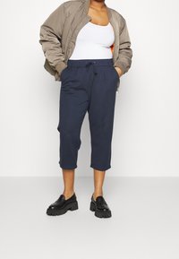 ONLY Carmakoma Tygbyxor - dark blue