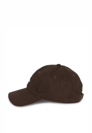 Cappellino da baseball marrone scuro con visiera curva e cinturino regolabile sul retro, mostrato da un angolo laterale su sfondo bianco.