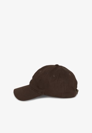 Cappellino da baseball marrone scuro con visiera curva e cinturino regolabile sul retro, mostrato da un angolo laterale su sfondo bianco.