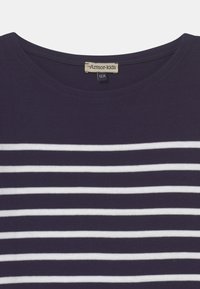 Marineblauwe katoenen T-shirt met witte horizontale strepen, met een ronde hals en een klein label met de tekst "Armor-kids" en maat "12A."