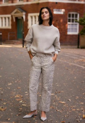 Next Tygbyxor - grey snake print
