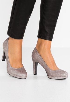 Chaussures à talons hauts grises pailletées avec un bout arrondi et une texture lisse. Le talon aiguille noir et la semelle plateforme ajoutent de la hauteur.