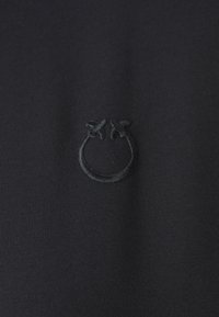 Felpa nera con logo ricamato circolare che presenta due pesci stilizzati, tessuto testurizzato con una finitura liscia.