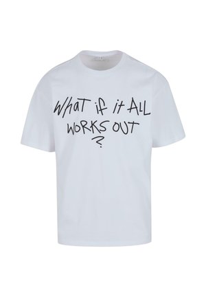 Camiseta de algodón blanca con un atrevido texto negro que dice "¿y si todo SALE BIEN?" en un estilo juguetón y de escritura a mano. Manga corta.