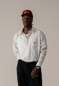 BLKVIS BIG APPLE STRIPED UNISEX - Blusa com botões - black/white