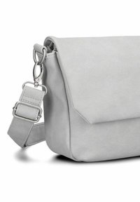 Graue Leder-Crossbody-Tasche mit Klappenverschluss, silbernen Beschlägen und verstellbarem Riemen, der eine glatte Textur und ein minimalistisches Design aufweist.
