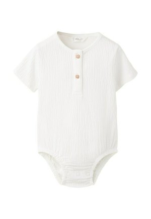 Weißer Baby-Strampler mit kurzen Ärmeln aus strukturiertem Stoff, rundem Ausschnitt, zwei Holzknöpfen vorne und Druckknöpfen am unteren Teil.