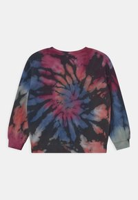Felpa con cappuccio caratterizzata da una base nera con un motivo tie-dye di rosa, blu e verde. Polsini e orlo a costine. Tessuto morbido.