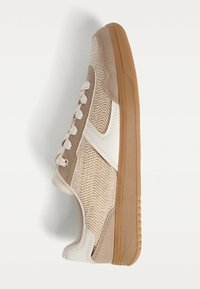 Sneakers beige con tomaia in tessuto intrecciato e dettagli in suede, con logo bianco, lacci piatti e suola in gomma testurizzata.