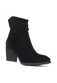 Čierna členková obuv vyrobená z mäkkej textílie, s uvoľneným dizajnom, špicatou špičkou a nízkym podpätkom. Podrážka je textúrovaná pre lepší grip.