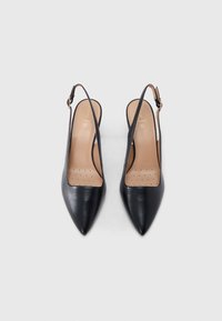 Ζευγάρι γυναικείων παπουτσιών slingback με μυτερή μύτη από μαύρο δέρμα, με μπεζ εσωτερικά πέλματα και μικρές οπές στην επιφάνεια της σόλας, εμφανιζόμενα από πάνω.