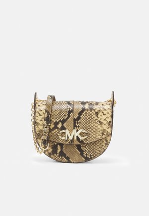 Sac bandoulière compact en imitation peau de serpent, doté d'un logo MK doré, d'une bandoulière chaîne et d'un rabat à fond arrondi.