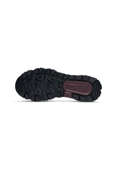Semelle extérieure en caoutchouc noir avec un motif de semelle robuste, comprenant une zone d'accent maroon et un logo en relief pour un meilleur grip et une durabilité accrue.