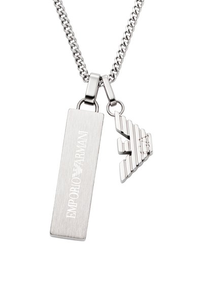 Collier en métal argenté avec un pendentif rectangulaire plat gravé de texte et un charme triangulaire à lignes horizontales.