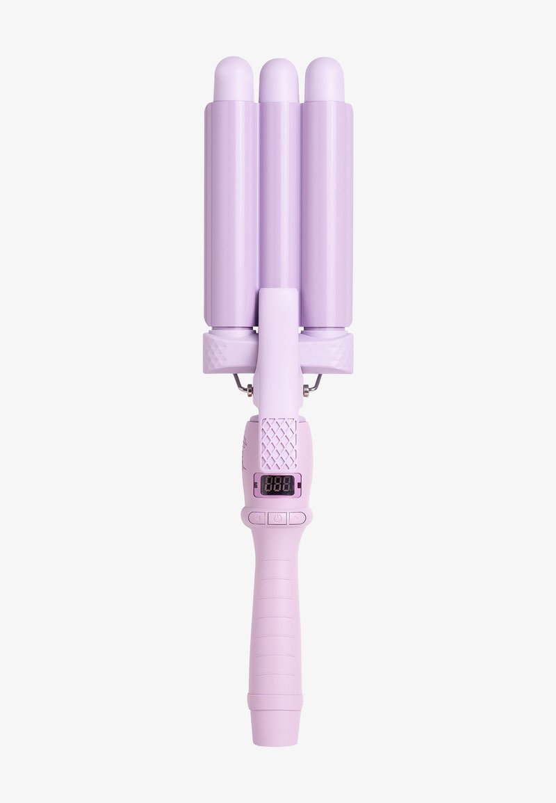 Fraise à cheveux triple canon rose avec affichage numérique de la température et boutons de contrôle sur la poignée.