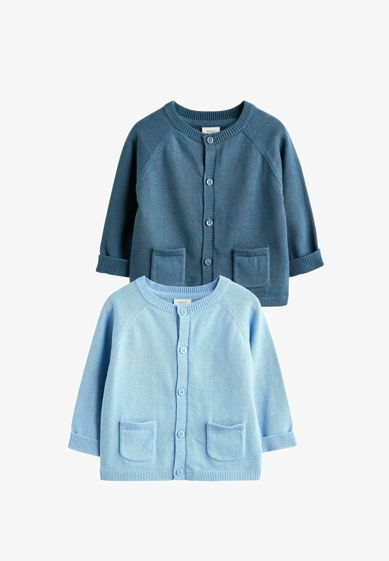 Twee babycardigans in donkerblauw en lichtblauw, gebreide stof, ronde hals, knoopsluiting aan de voorkant en twee voorzakken.