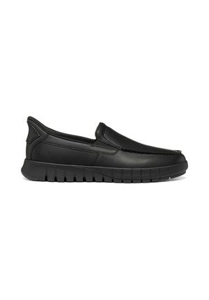 Chaussure décontractée noire à enfiler avec semelle rembourrée et détails de couture, conçue pour le confort et un usage quotidien.