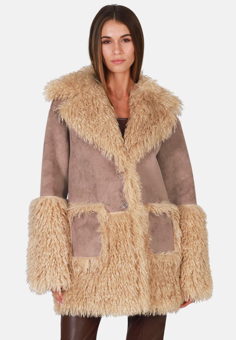 Nepleren jas in tan en beige, met een brede kraag, oversized mouwen en opgestikte zakken met een textuurafwerking.