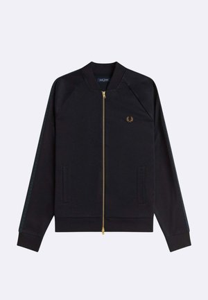 Giacca bomber nera con zip, maniche raglan, cerniera dorata e due tasche laterali. Presenta un emblema ricamato in oro sul petto.