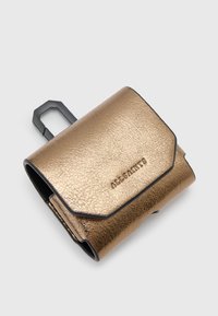 Kompaktowy portfel ze skórki metalicznej w odcieniu brązowym z czarnym wykończeniem oraz czarnym heksagonalnym klipsem, wytłoczonym z nazwą marki "ALLSAINTS".