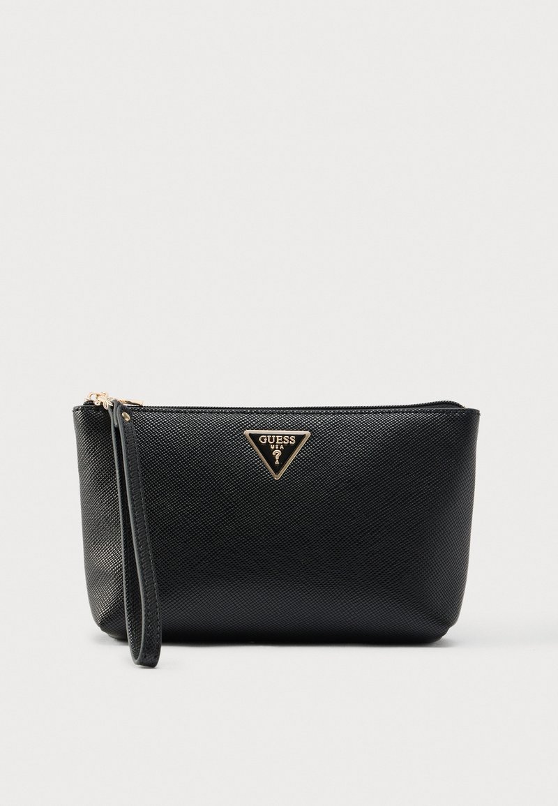 Pochette en cuir synthétique noir texturé avec une plaque logo triangulaire dorée, fermeture éclair et une dragonne pour un transport facile.
