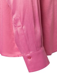 Rosa Hemd mit Knopfleiste und glatter, glänzender Oberfläche. Verfügt über einen taillierten Bund und Knopfdetails. Leicht lockere Passform, die am Saum sichtbar ist.