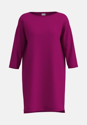 Robe magenta à coupe ample, col rond et manches trois-quarts. Tissu doux, détails de couture minimaux et pas de motifs visibles.