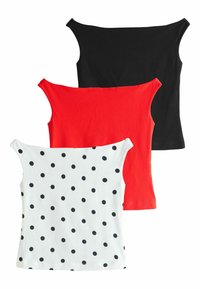 Trzy bluzki typu off-the-shoulder: czarna, czerwona oraz biała w czarne kropki. Każda z miękkiego materiału, o prostym, dopasowanym kroju.
