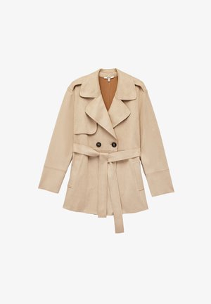 Beige ruskindsfrakke med brede klapper, dobbeltradede knapper, sidelommer og et matchende bælte bundet i taljen.