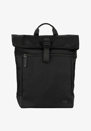 Sac à dos noir à rabat enroulable avec poche zippée à l'avant, fermeture à boucle et petite poignée sur le dessus, fabriqué en tissu durable.