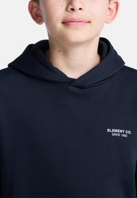 Felpa blu navy con cappuccio, realizzata in tessuto morbido, con un logo bianco "ELEMENT CO. SINCE 1992" ricamato sul petto.