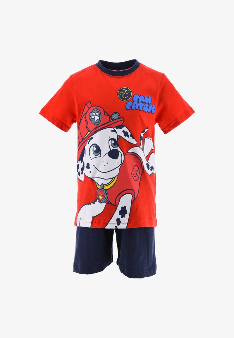 Rode katoenen t-shirt met een cartoonhond in brandweeruitrusting, gedragen met een marineblauwe korte broek. Heeft een ronde hals en korte mouwen.