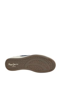 Pepe Jeans sneaker with a textured brown rubber sole, white fabric upper, and navy blue accent. Features logo on the side.