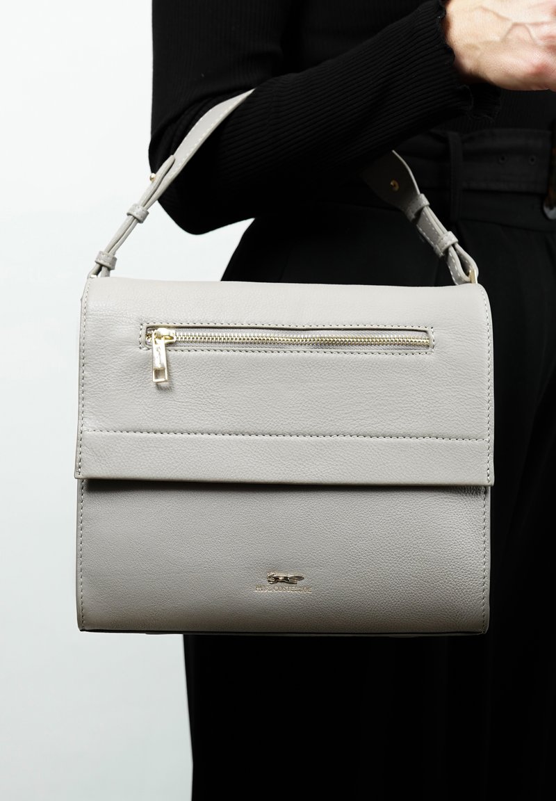 Grijze leren handtas met een bovenflap, een voorklep met rits en gouden hardware. Voorzien van een schouderband en een getextureerde afwerking.
